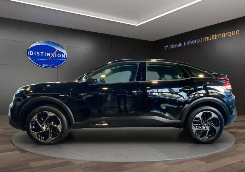 Profil côté gauche d'un Citroën C4 noir Perla Nera 2023 avec jantes alliage et lignes fluides modernes.