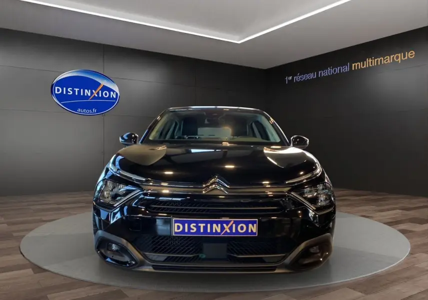 Citroën C4 BlueHDi 130 Plus EAT8 noir Perla Nera vue de face dans un showroom avec logo Distinxion.