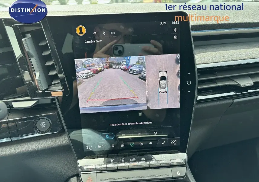 Écran central tactile du Renault Austral 2024 montrant la caméra 360° avec vue arrière et plan large intérieur noir.