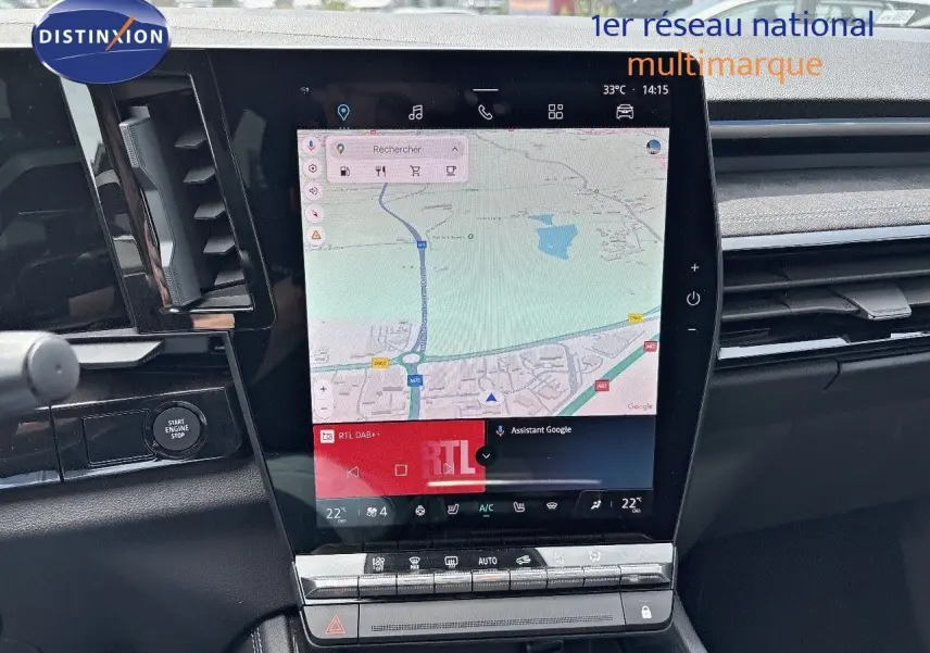 Vue rapprochée de l'écran tactile central avec navigation GPS dans le tableau de bord du Renault Austral 2024 bleu Iron toit noir.