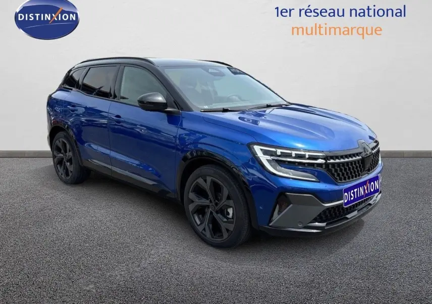 Renault Austral 2024 bleu Iron avec toit noir, vue 3/4 avant droit mettant en valeur ses optiques LED et jantes noires.