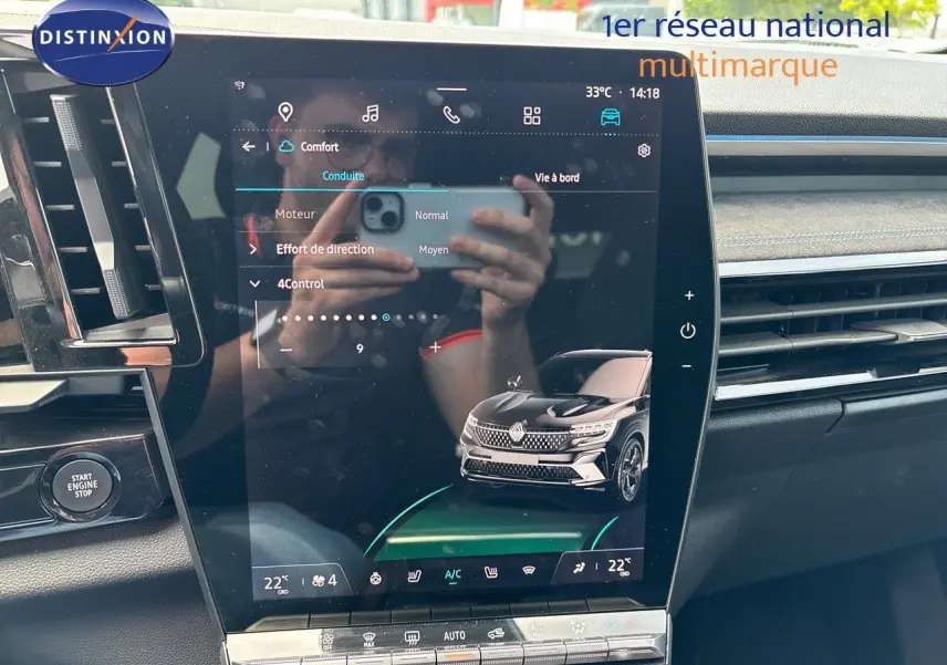 Écran tactile central du Renault Austral 2024 affichant les réglages de direction avec illustration du SUV bleu iron toit noir en 3/4 avant.
