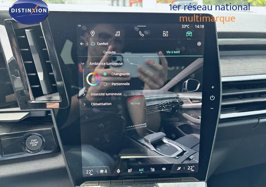 Vue intérieure du tableau de bord du Renault Austral 2024, écran tactile central avec commandes climatisation et finition noire élégante.