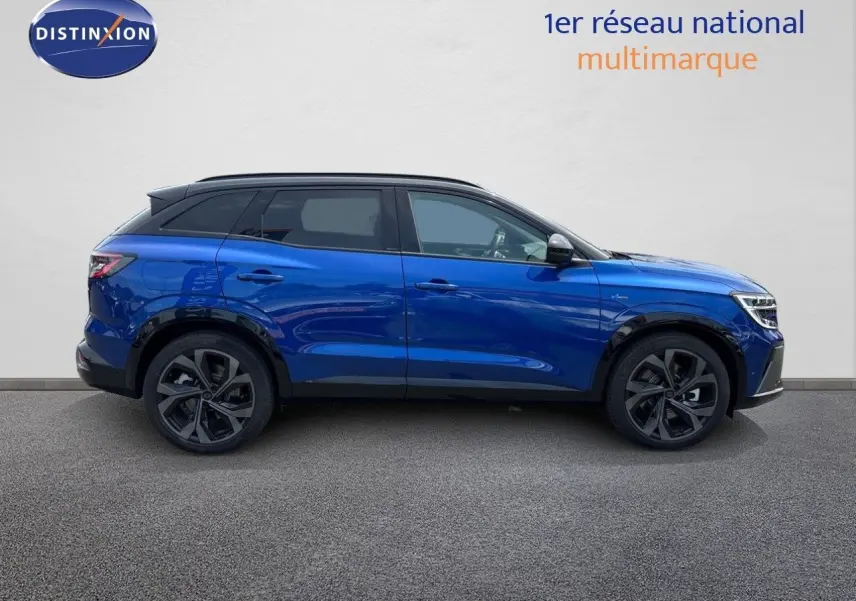Profil droit d'un Renault Austral 2024 bleu Iron avec toit noir et jantes noires au design moderne.