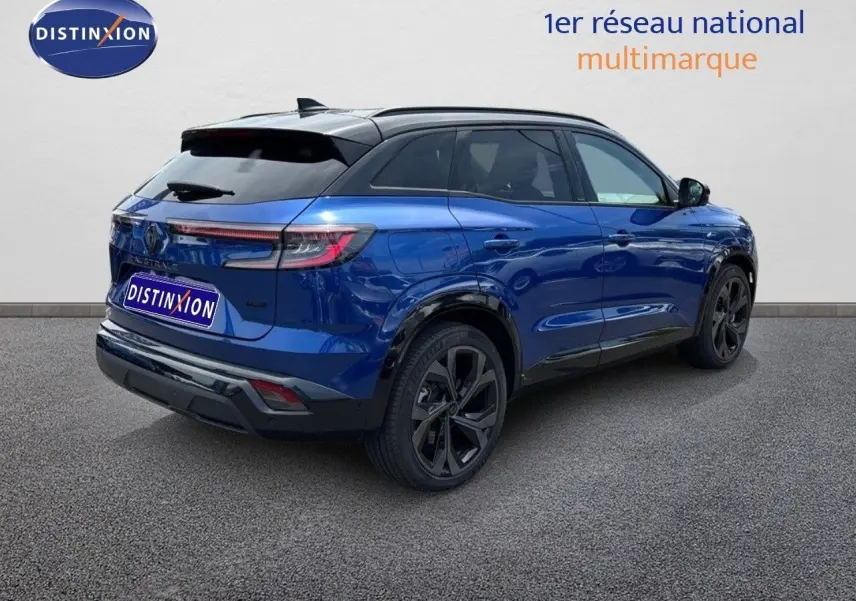 Vue 3/4 arrière droite d'un Renault Austral 2024 bleu Iron avec toit noir et jantes noires distinctives.