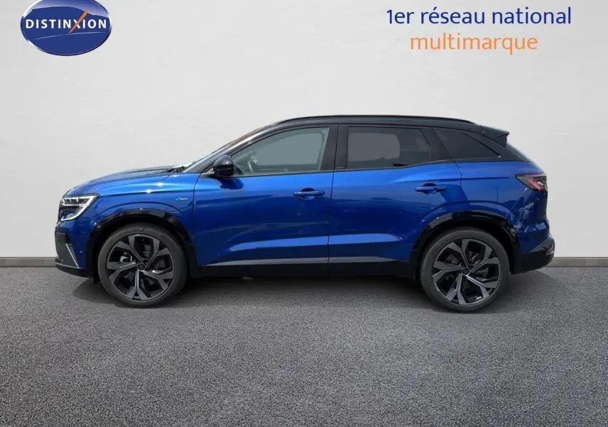 Profil droit du Renault Austral 2024 bleu Iron avec toit noir, roues alliage et lignes modernes distinctives.