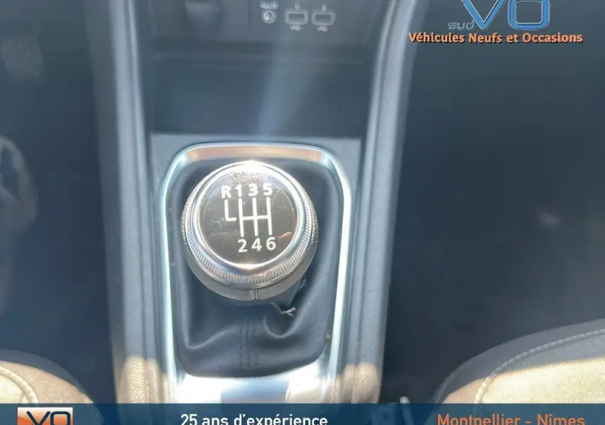 Le levier de vitesses manuel en gros plan dans le Renault Captur gris TCe 90 Business de 2022.