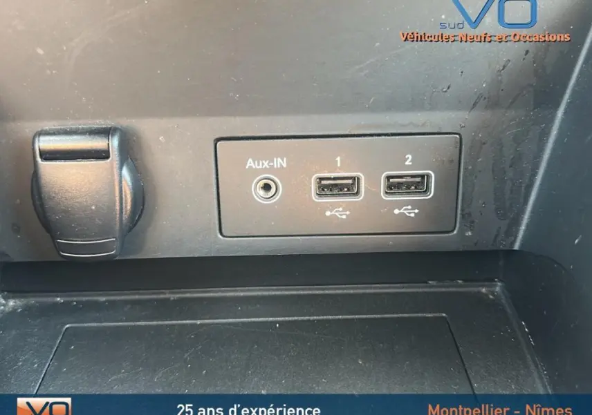 Prise auxiliaire et deux ports USB intégrés dans la console centrale du Renault Captur gris TCe 90 Business 2022.