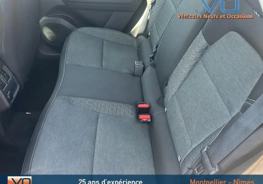 Vue rapprochée des sièges arrière gris du Renault Captur TCe 90 Business 2022, avec ceintures et fixations ISOFIX visibles.