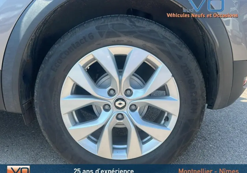 Gros plan sur la roue avant droite gris métallisé d'un Renault Captur TCe 90 Business 2022 avec jante alliage.