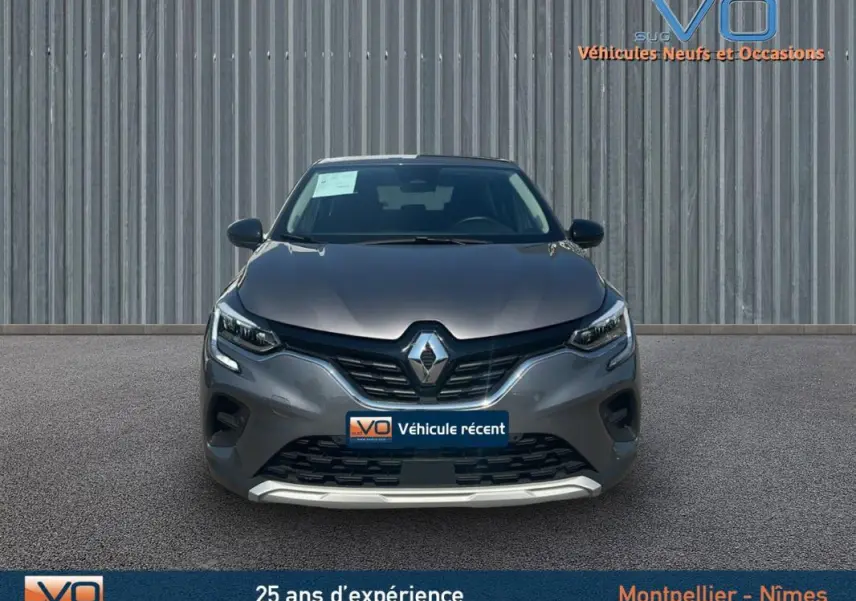 Vue frontale d'un Renault Captur TCe 90 Business gris 2022 avec calandre noire et logo Renault lumineux.