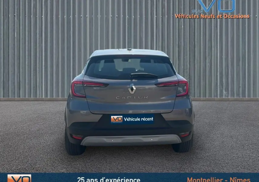 Vue arrière d'un Renault Captur gris 2022 TCe 90 Business avec feux LED et plaque d'immatriculation VO Véhicule récent.
