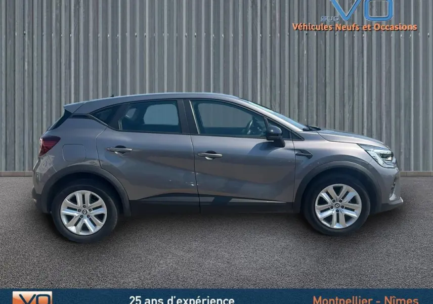 Profil côté gauche d'un Renault Captur gris 2022 TCe 90 Business, avec jantes alliage et lignes modernes.