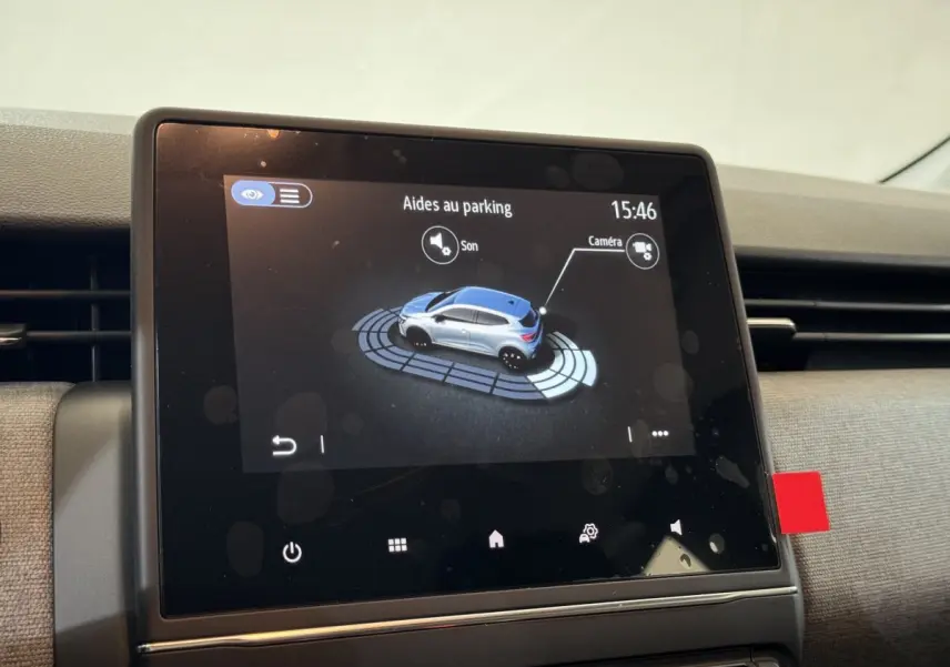Écran tactile central montrant l'aide au parking d'une Renault Clio gris clair vue de dessus en simulation digitale.