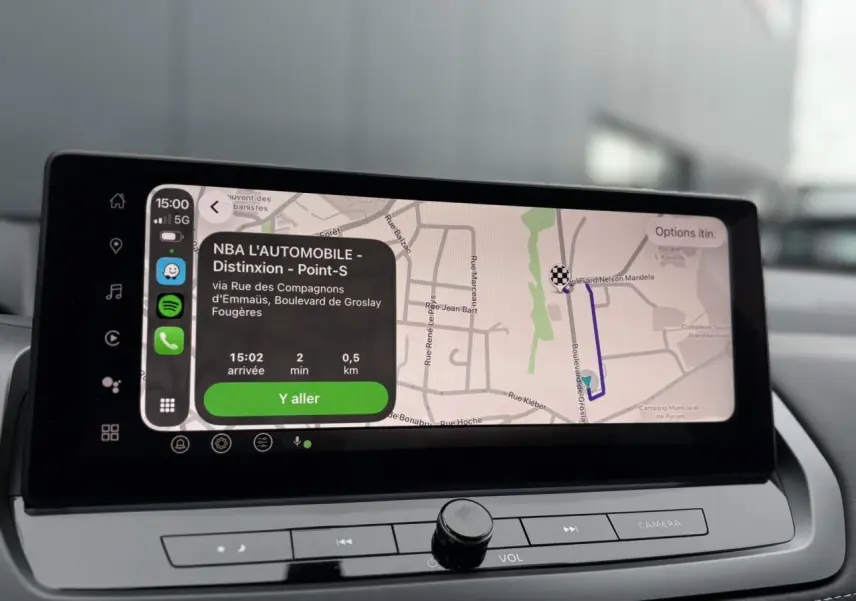 Vue intérieure du tableau de bord du Nissan Qashqai 2024 avec écran tactile de navigation affichant un itinéraire.