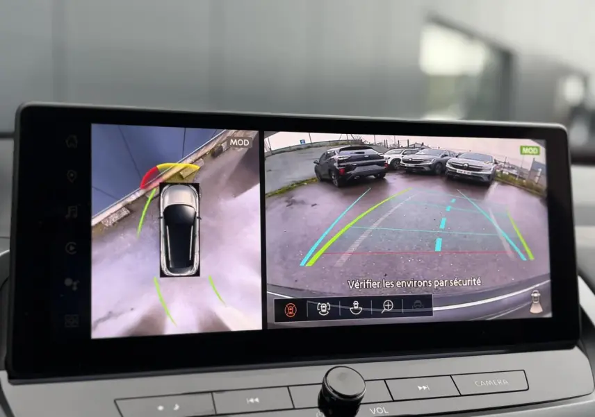 Écran intérieur du Nissan Qashqai 2024 montrant la caméra de recul et la vue 360° en mode stationnement.