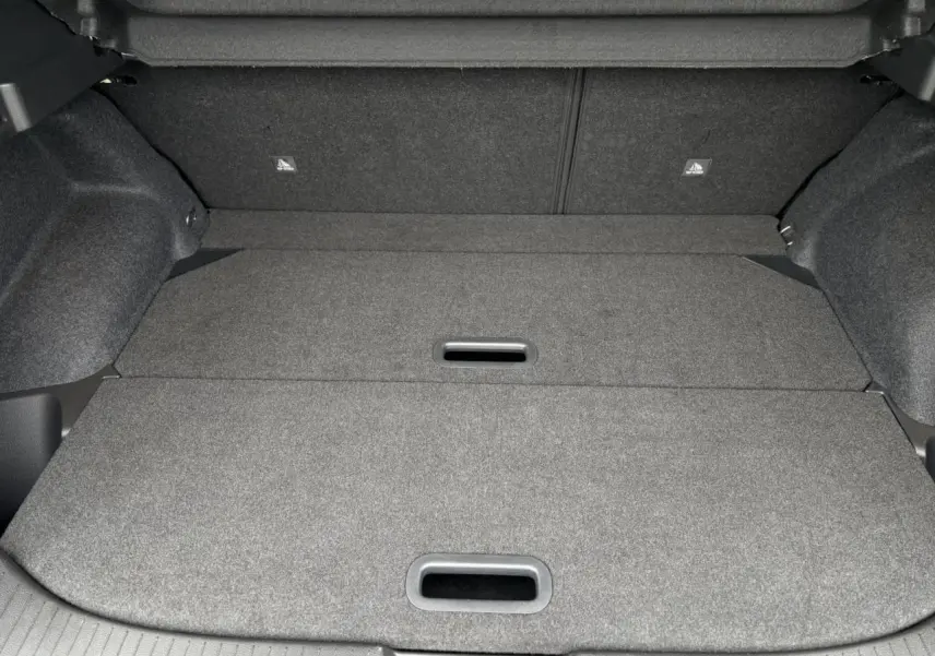 Vue plongeante sur le plancher de coffre modulable gris foncé du Nissan Qashqai 2024, version N-Connecta.