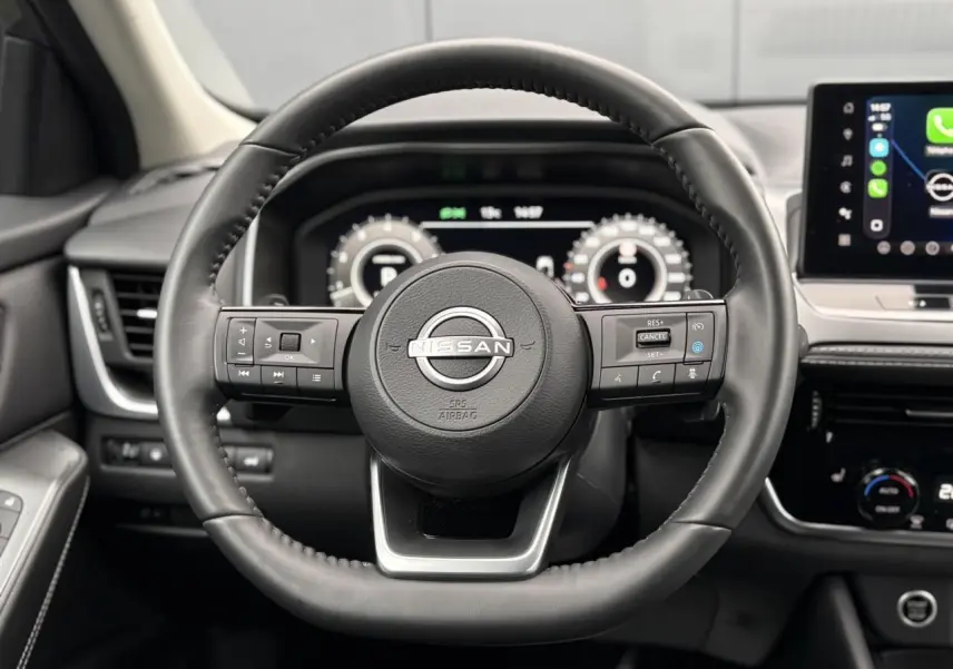 Volant cuir noir Nissan Qashqai 2024 vu de face avec commandes intégrées et tableau de bord numérique.