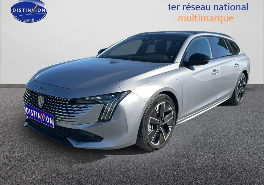 Peugeot 508 SW Hybrid gris Artense vue 3/4 avant droit, avec calandre distinctive et jantes alu noires.