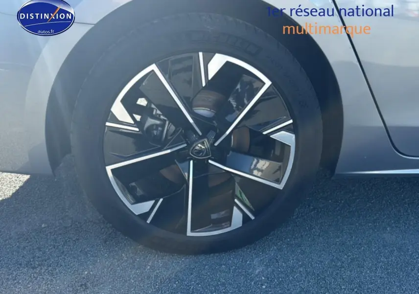 Gros plan sur la jante alu noire et argentée du côté avant gauche d'une Peugeot 508 SW gris artense.