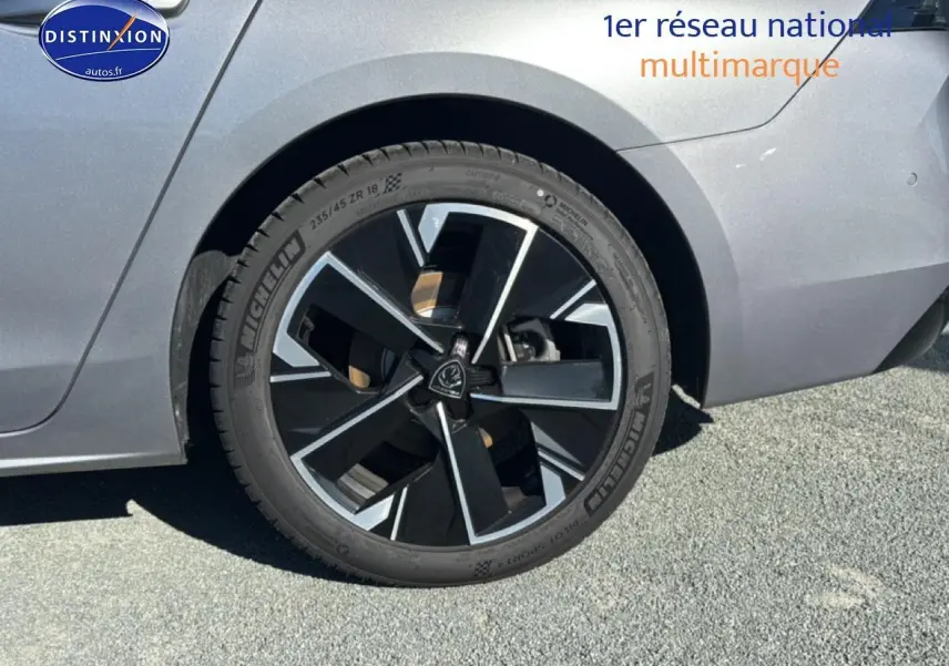 Gros plan sur la roue arrière droite de la Peugeot 508 SW Hybrid 225 GT e-EAT8 gris Artense avec jante alu noire et argent.