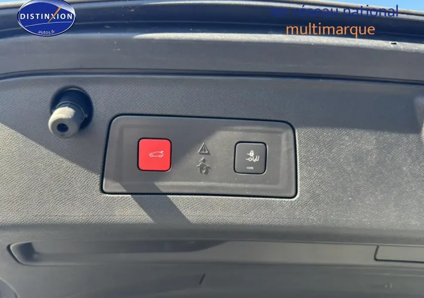 Gros plan sur les boutons d'ouverture et de fermeture électrique du hayon d'une Peugeot 508 SW gris Artense.
