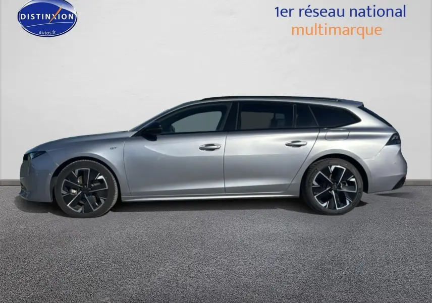 Profil latéral droit d'une Peugeot 508 SW Hybrid 225 GT gris Artense avec jantes alliage noires et toit ouvrant.