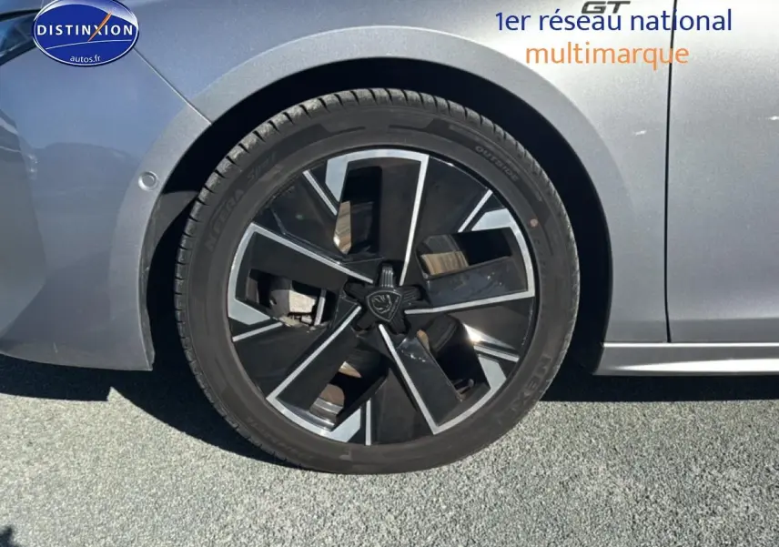 Gros plan sur la roue avant droite d’une Peugeot 508 SW Hybrid 225 GT gris artense avec jante alu noire et argent.
