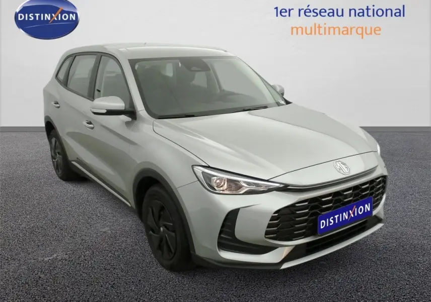 Vue 3/4 avant du MG ZS 1.5 L Hybrid+ 2026 en Cosmic Silver avec calandre noire et jantes foncées.