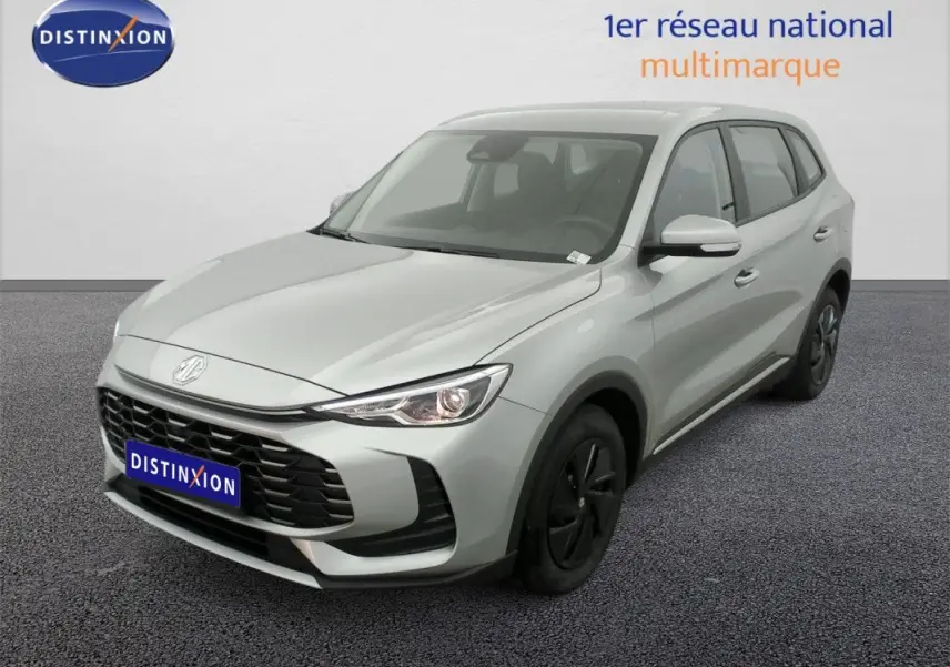 Vue 3/4 avant droite du SUV MG ZS 2026 en Cosmic Silver avec calandre noire et jantes foncées.