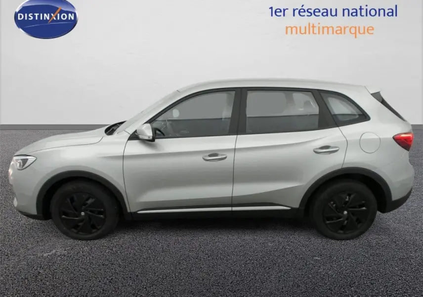 Vue de profil côté gauche du MG ZS 1.5 L HYBRID+ 197CH 2026 en Cosmic Silver avec jantes noires.