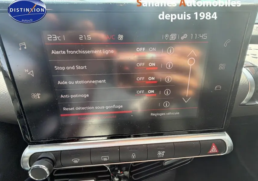 Écran tactile central de la Citroën C4 Cactus 2020 affichant les options d’aide à la conduite et climatisation.