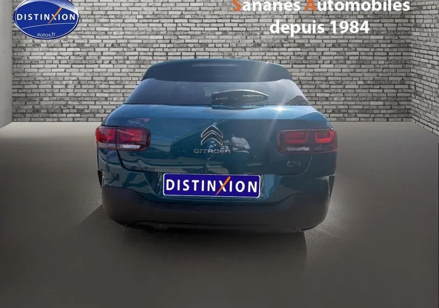 Vue arrière d'une Citroën C4 Cactus bleu métal 2020 avec feux arrière distinctifs et logo centré.