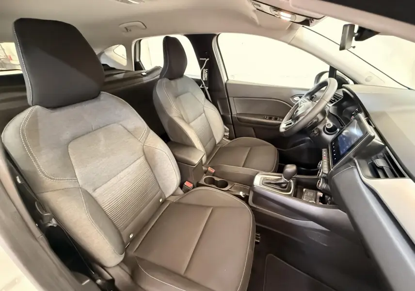 Vue intérieure avant droite du Renault Captur Business 2021, sièges bi-matière gris et noir avec tableau de bord moderne.