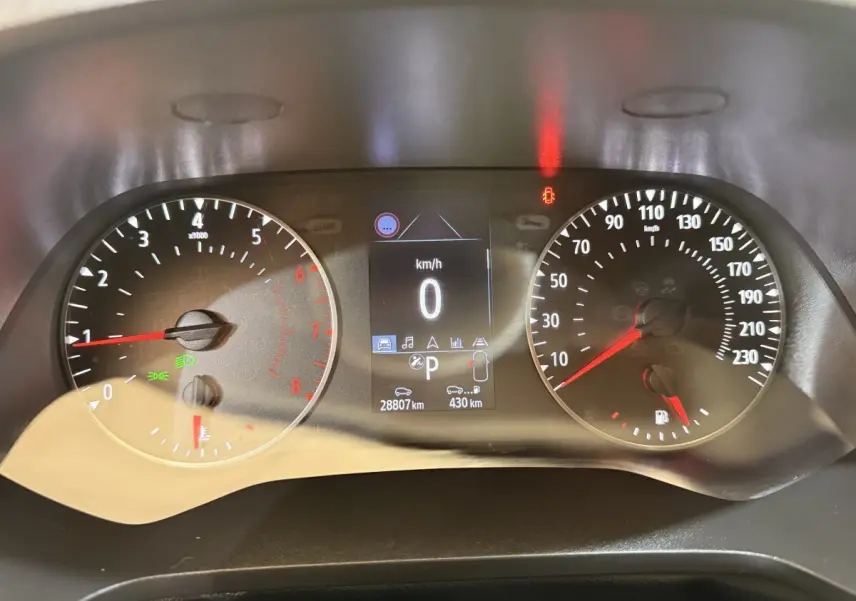 Vue rapprochée du combiné d'instruments numérique du Renault Captur 2021, affichant vitesse, régime et alertes.