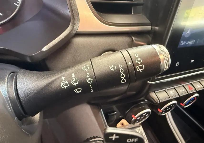 Gros plan sur la commande d’essuie-glace côté gauche du tableau de bord du Renault Captur blanc 2021.