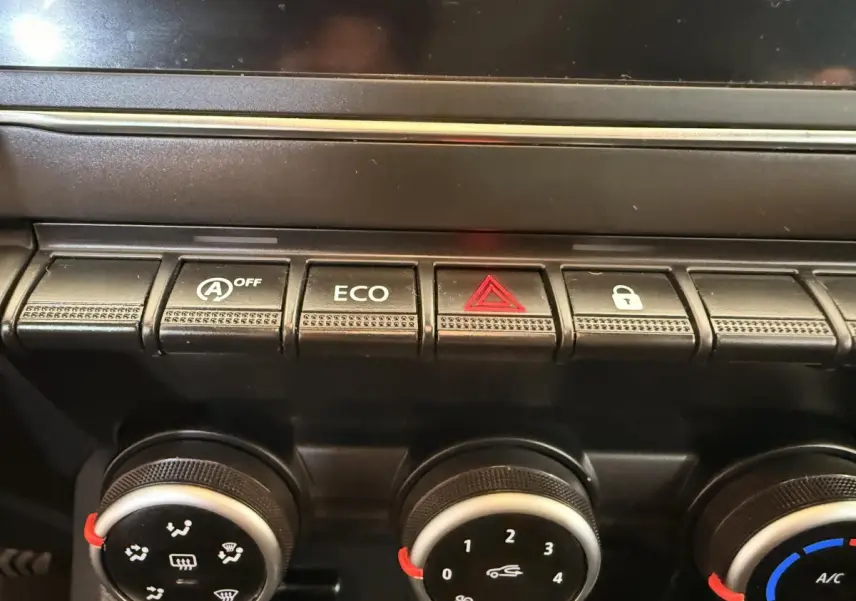 Gros plan sur les commandes de climatisation et boutons de fonction du tableau de bord du Renault Captur blanc 2021.