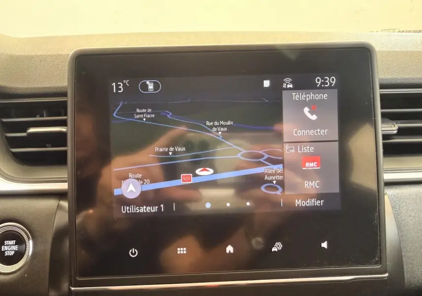 Écran tactile central du tableau de bord du Renault Captur Business, affichant la navigation et les options téléphone.