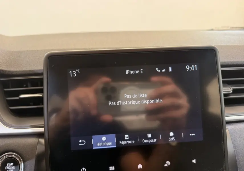 Écran tactile central du tableau de bord du Renault Captur blanc, affichant l'interface téléphone sans historique.