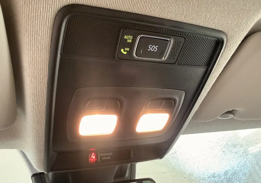Plafonnier intérieur avec éclairage et bouton SOS du Renault Captur Business blanc, vue en contre-plongée vers l'avant.