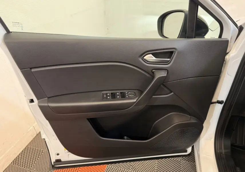 Vue intérieure de la porte avant gauche noire du Renault Captur blanc 2021, avec commandes de vitres et rétroviseurs.