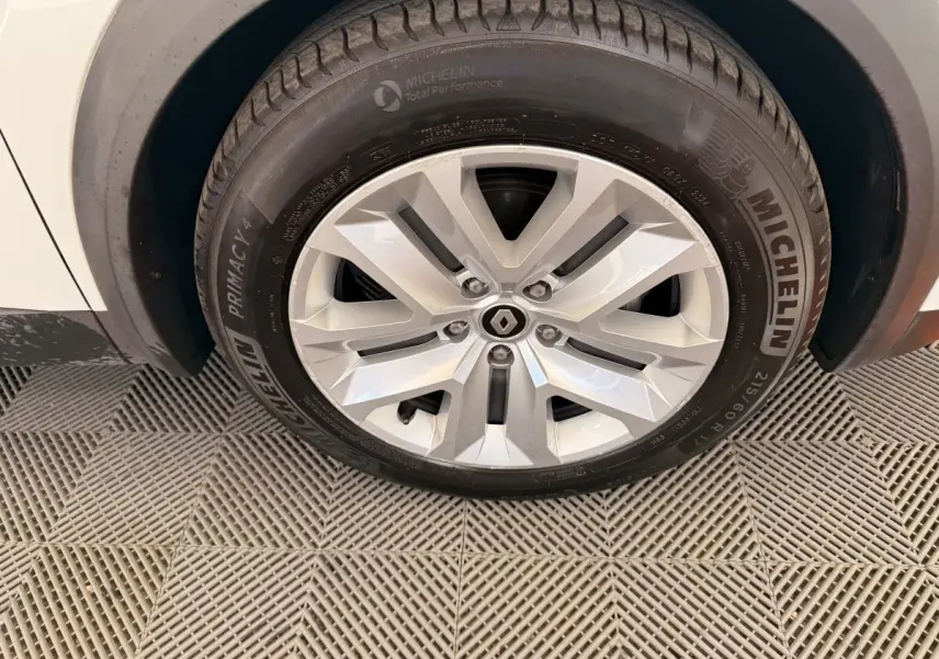 Gros plan sur la roue avant droite blanche d’un Renault Captur 2021 avec jante alliage et pneu Michelin.