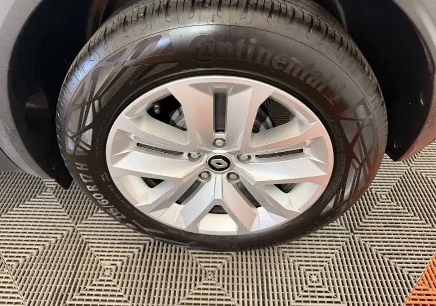 Gros plan sur la roue avant droite du Renault Captur blanc avec jante alliage et pneu Continental.