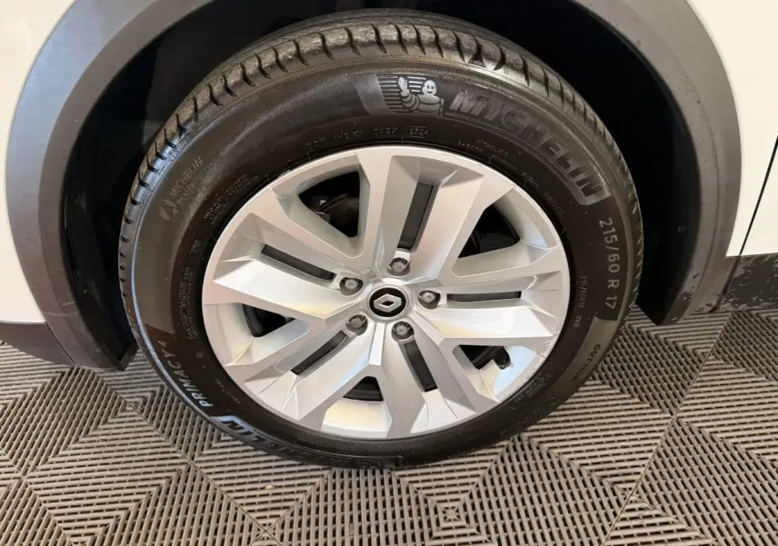 Gros plan sur la roue avant droite blanche du Renault Captur 2021 avec jante alliage et pneu Michelin.