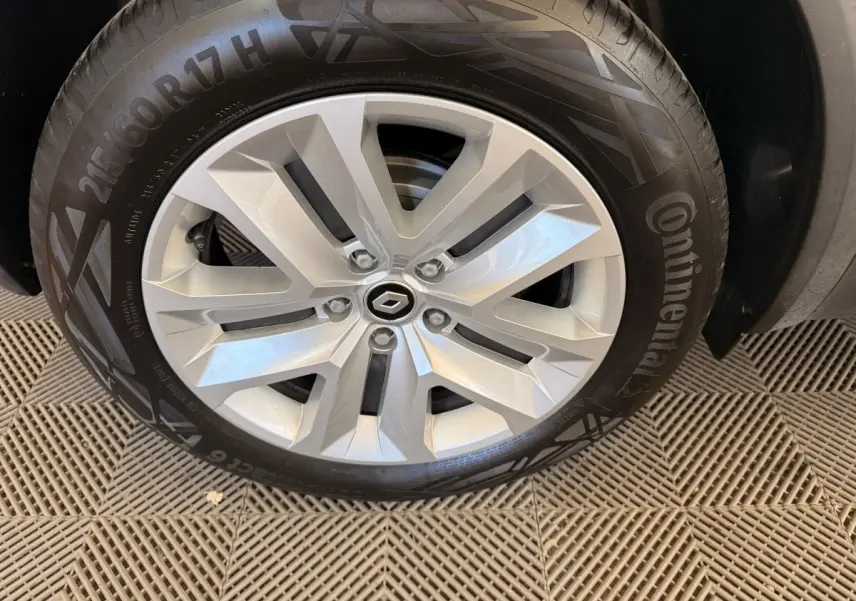 Gros plan sur la roue avant droite du Renault Captur blanc avec jante alliage et pneu Continental.