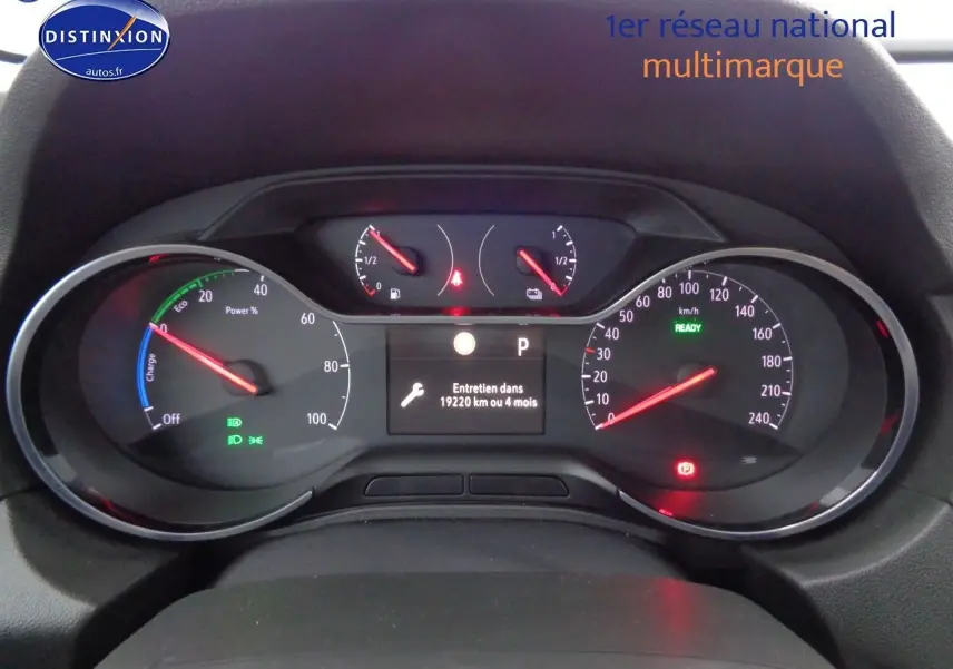 Tableau de bord de l'Opel Grandland X blanc nacré, affichant compteurs numériques et indicateurs d'entretien.