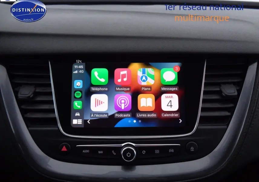 Écran tactile central avec interface Apple CarPlay dans l'habitacle de l'Opel Grandland X blanc nacré.