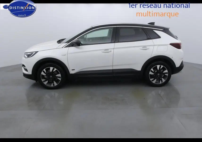 Opel Grandland X blanc nacré métal vu de profil côté gauche, SUV hybride rechargeable avec jantes noires distinctives
