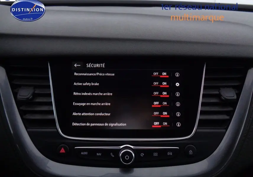 Écran central tactile du tableau de bord de l’Opel Grandland X blanc nacré, affichant les réglages de sécurité.