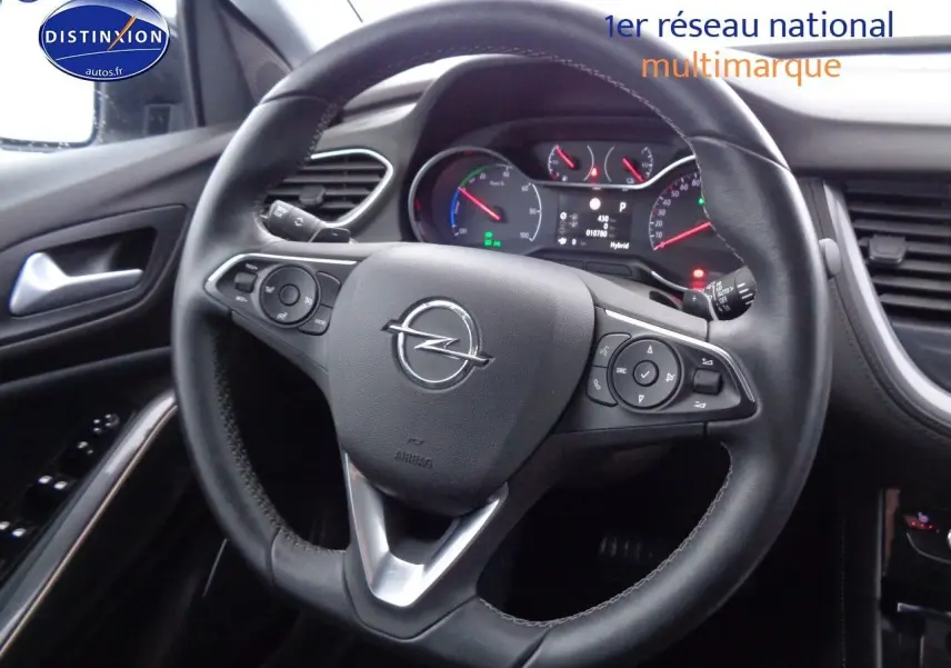 Vue rapprochée du volant en cuir noir de l'Opel Grandland X 1.6 Hybrid Turbo 2021 avec tableau de bord digital.